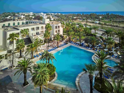 Property building, Day, Bird's eye view, City view, Pool view, Swimming pool, Swimming pool, Location, sunbed