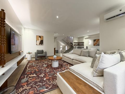 Communal lounge/ TV room, TV and multimedia, Kitchen or kitchenette, Living room, Seating area, Evening entertainment, air conditioner