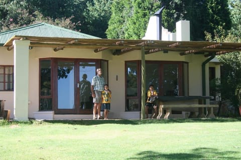Property building, Spring, Day, People, Natural landscape, Garden, Garden view, group of guests