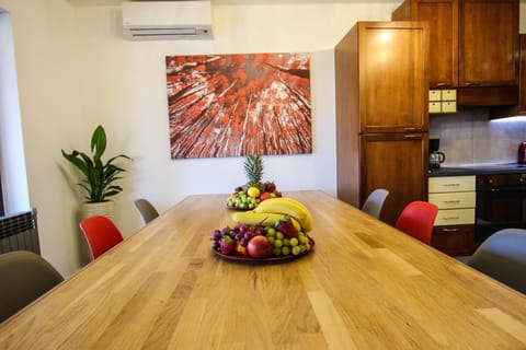Kitchen or kitchenette, Decorative detail, Dining area