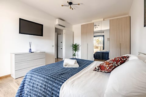 Bed, TV and multimedia, Living room, Photo of the whole room, Seating area, Bedroom, fireplace, wardrobe