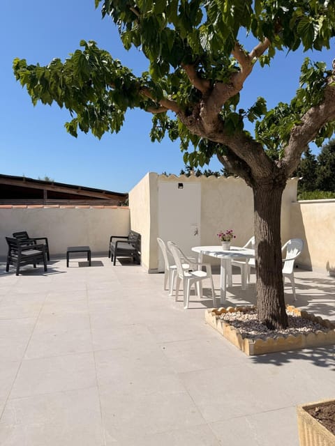 Patio, Day, Dining area
