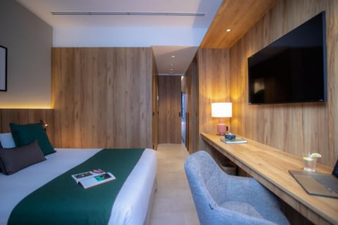 Bed, TV and multimedia, Photo of the whole room, Seating area, Bedroom