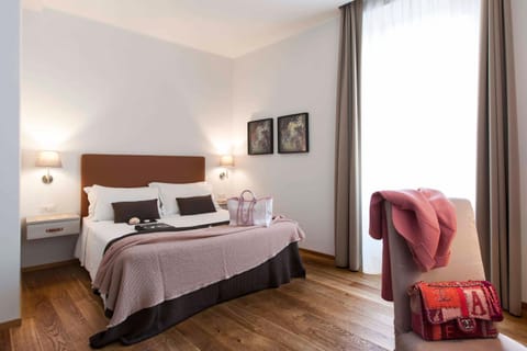 Bed, Day, Photo of the whole room, Decorative detail, Bedroom, City view