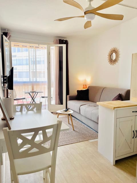 Communal lounge/ TV room, TV and multimedia, Living room, Seating area, Dining area