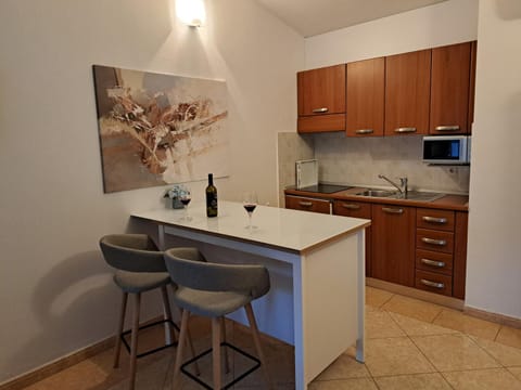 Kitchen or kitchenette, Dining area