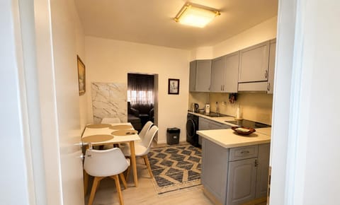 Kitchen or kitchenette, Dining area, minibar, oven, pet friendly, stove