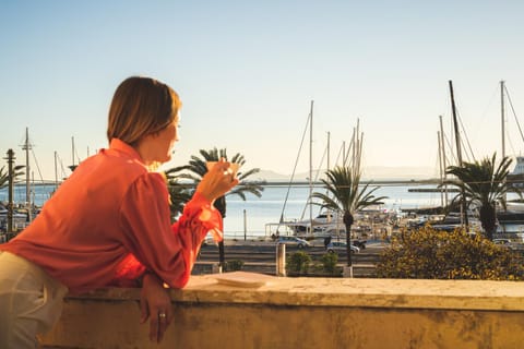 Property building, Communal lounge/ TV room, Summer, View (from property/room), Balcony/Terrace, Lounge or bar, City view, Sea view, Street view, Seasons