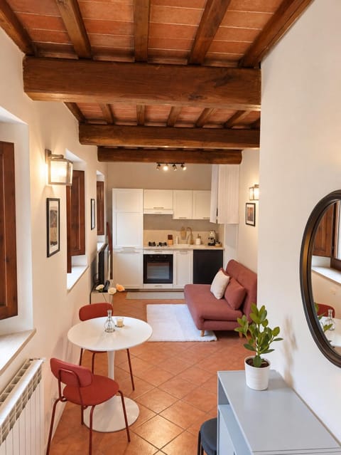 Coffee/tea facilities, Kitchen or kitchenette, Living room, internet, locker, stove