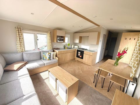 Coffee/tea facilities, Kitchen or kitchenette, Living room, Seating area, Dining area, microwave, oven, pet friendly, stove, toaster