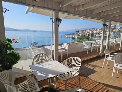 Restaurant/places to eat, Balcony/Terrace, Breakfast