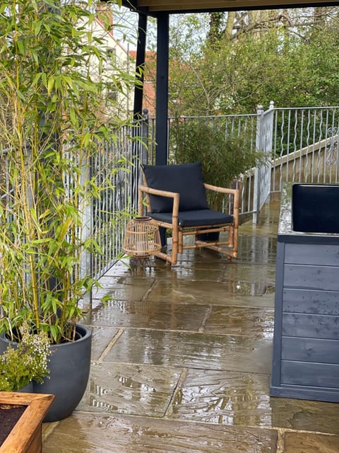 Property building, Garden, Hot Tub, Balcony/Terrace