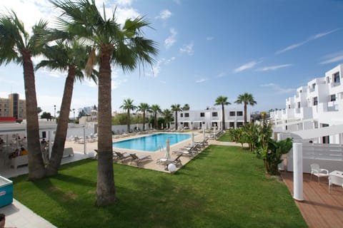 Property building, Garden, Swimming pool, Swimming pool