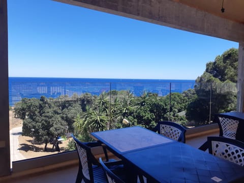 Restaurant/places to eat, Day, View (from property/room), Balcony/Terrace, Balcony/Terrace, Dining area, Sea view