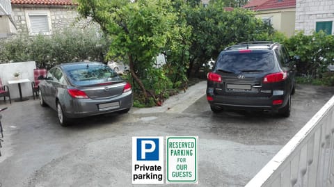 Facade/entrance, Off site, Neighbourhood, Natural landscape, Garden