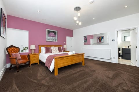 Bed, Living room, Photo of the whole room, Seating area, Bedroom, oven