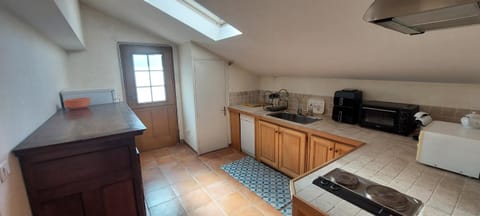 Coffee/tea facilities, dishwasher, microwave, oven, stove, toaster, kitchen