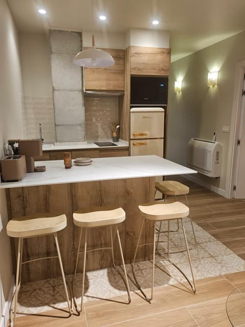 Kitchen or kitchenette, Dining area, oven
