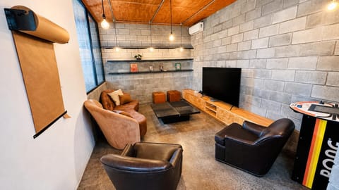 Communal lounge/ TV room, TV and multimedia, Living room, Seating area, Evening entertainment