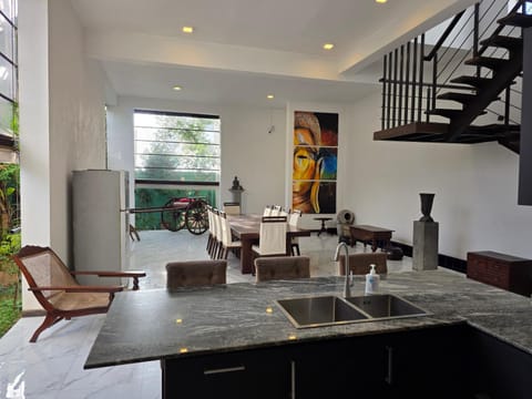 Kitchen or kitchenette, Living room, Seating area, Dining area
