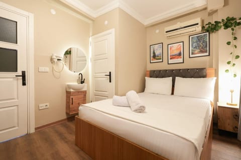 Bed, TV and multimedia, Photo of the whole room, Bedroom, towels, air conditioner