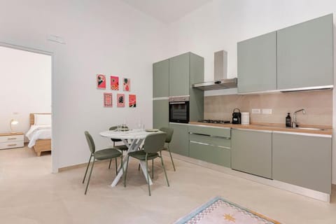 Kitchen or kitchenette, Living room, Seating area, Dining area, oven, stove