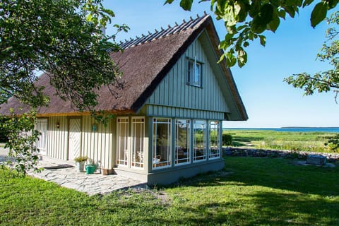 Facade/entrance, Area and facilities