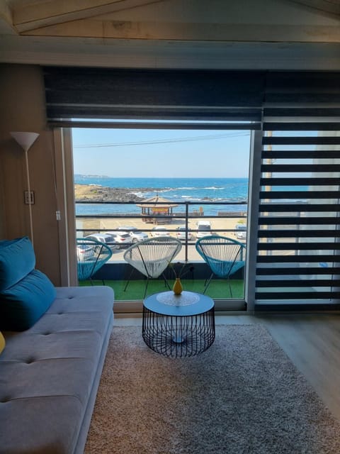 Natural landscape, View (from property/room), Balcony/Terrace, Living room, Sea view