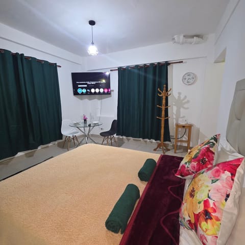 Bed, TV and multimedia, Bedroom