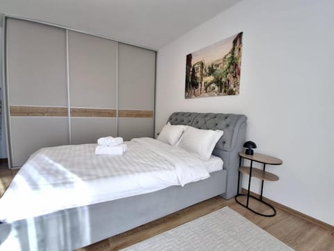 Bed, Photo of the whole room, Bedroom, towels