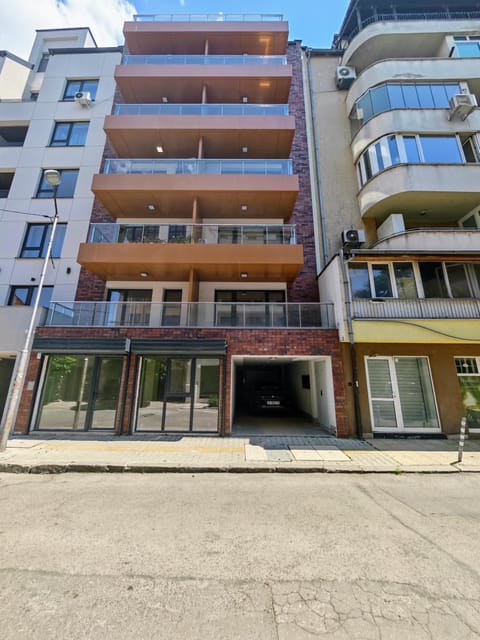 Property building, Day, Balcony/Terrace
