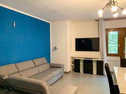 Communal lounge/ TV room, TV and multimedia, Living room, Seating area, Evening entertainment
