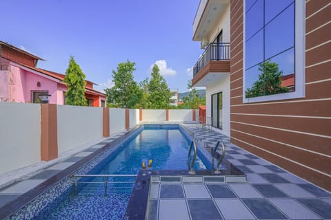 Property building, Patio, Day, Pool view, Swimming pool, sunbed