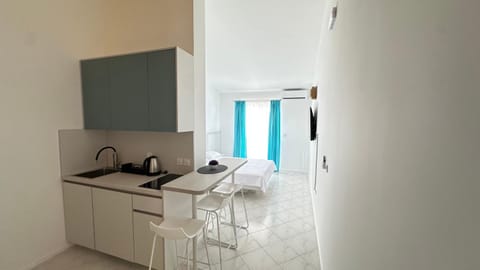 Kitchen or kitchenette, Dining area, stove