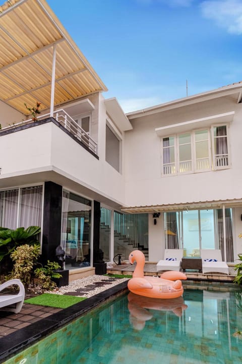Property building, Patio, Day, Garden, Living room, Seating area, Garden view, Pool view, Swimming pool, Swimming pool, sunbed