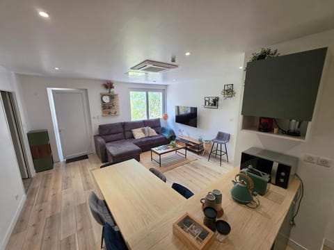 TV and multimedia, Living room, Seating area, Dining area, air conditioner