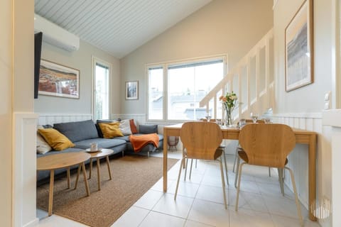 Living room, Seating area, Dining area, air conditioner