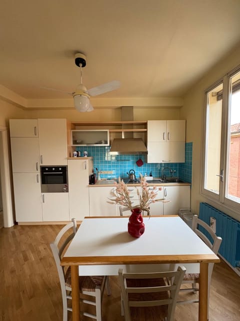 Kitchen or kitchenette, Dining area