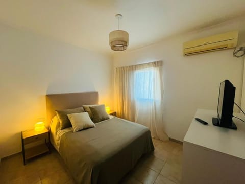 Bed, TV and multimedia, Photo of the whole room, Bedroom, air conditioner