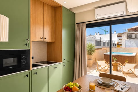View (from property/room), Balcony/Terrace, Kitchen or kitchenette, Dining area, air conditioner