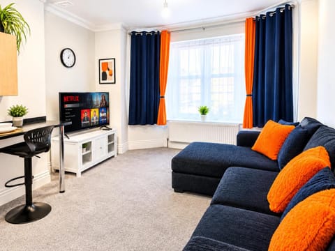 TV and multimedia, Living room, Seating area, Evening entertainment