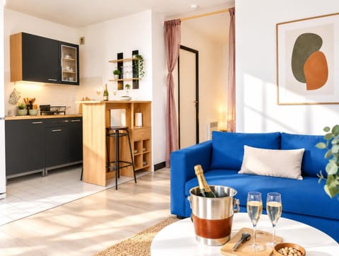 TV and multimedia, Kitchen or kitchenette, Living room, Seating area, stove