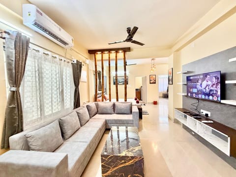 Communal lounge/ TV room, TV and multimedia, Living room, Evening entertainment, air conditioner