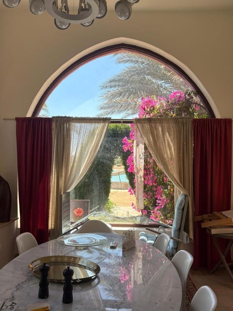 Seating area, Dining area