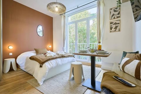 Bed, Living room, Photo of the whole room, Seating area, Dining area, Bedroom
