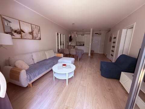 Bed, Photo of the whole room, Seating area