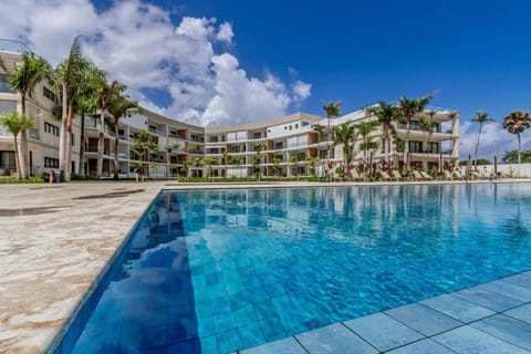 Property building, Day, Pool view, Swimming pool, sunbed