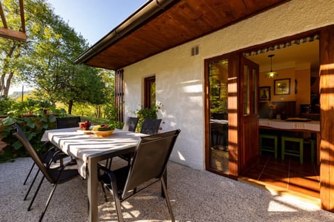 Property building, Day, Garden, Balcony/Terrace, Dining area