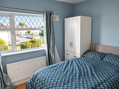 Bed, Photo of the whole room, Bedroom, cot, internet, wardrobe