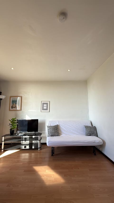Bed, Living room